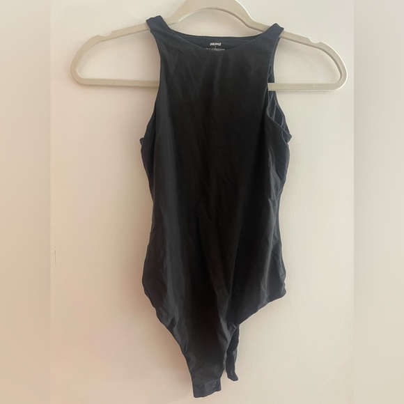 Skims fits everybody
HIGH NECK BODYSUIT - Picture 2 of 5